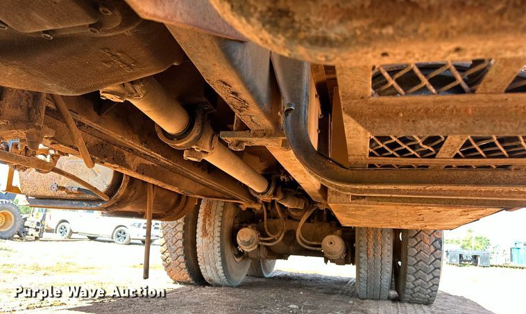 image for item NQ9338 1982 International Paystar 5000  winch truck