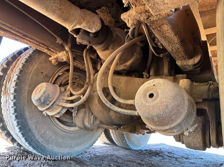 image for item NQ9338 1982 International Paystar 5000  winch truck