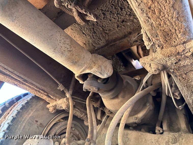 image for item NQ9338 1982 International Paystar 5000  winch truck