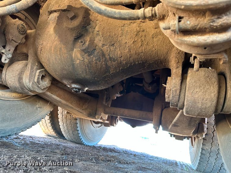 image for item NQ9338 1982 International Paystar 5000  winch truck