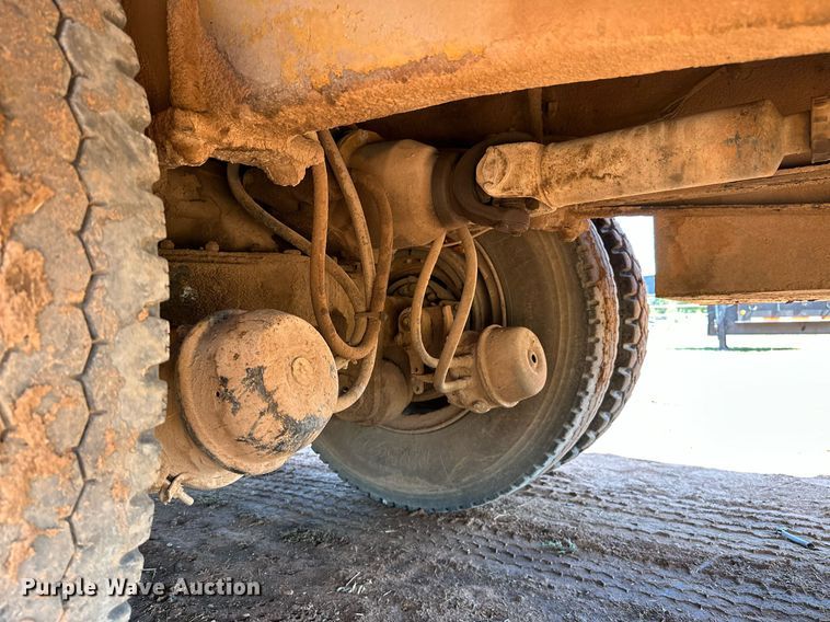 image for item NQ9338 1982 International Paystar 5000  winch truck