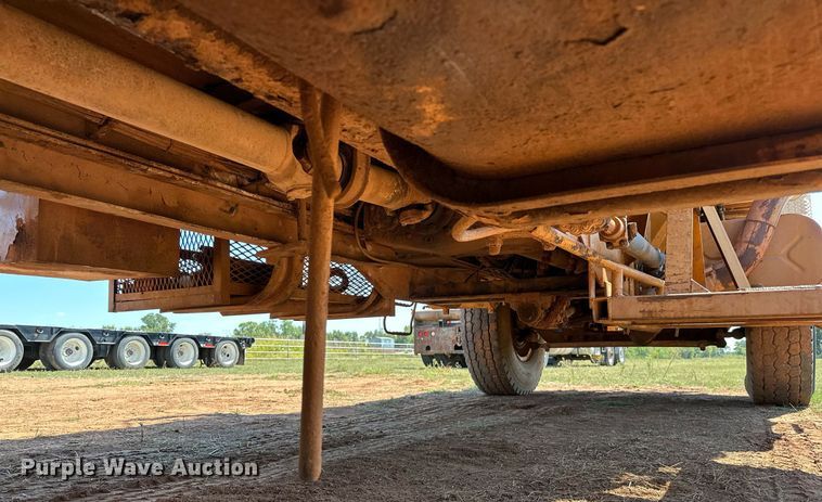 image for item NQ9338 1982 International Paystar 5000  winch truck