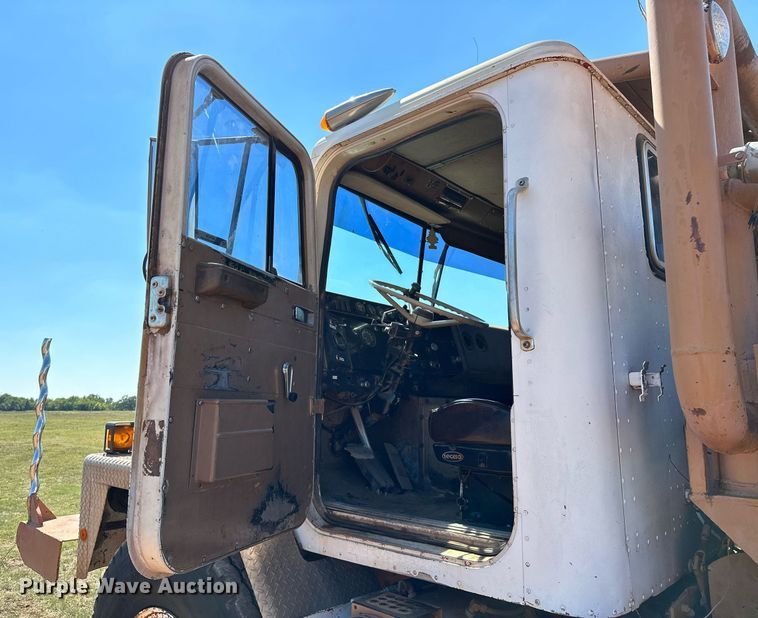 image for item NQ9338 1982 International Paystar 5000  winch truck