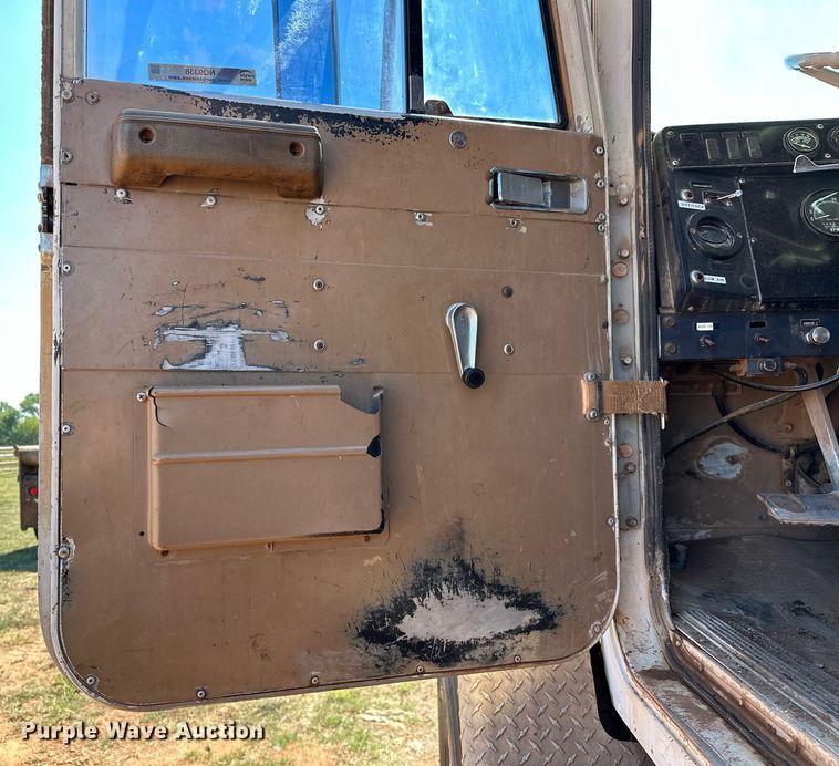 image for item NQ9338 1982 International Paystar 5000  winch truck