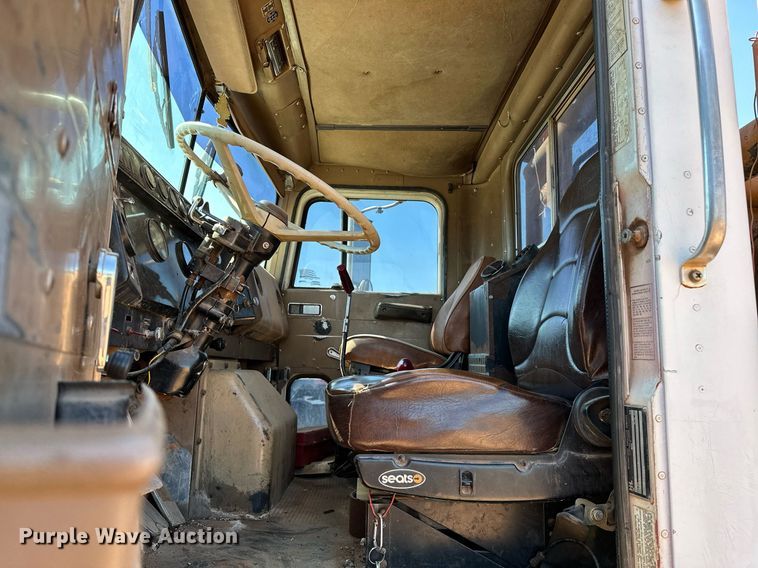 image for item NQ9338 1982 International Paystar 5000  winch truck