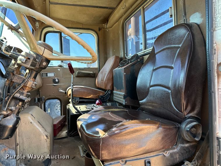 image for item NQ9338 1982 International Paystar 5000  winch truck