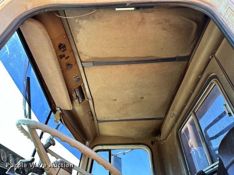 image for item NQ9338 1982 International Paystar 5000  winch truck