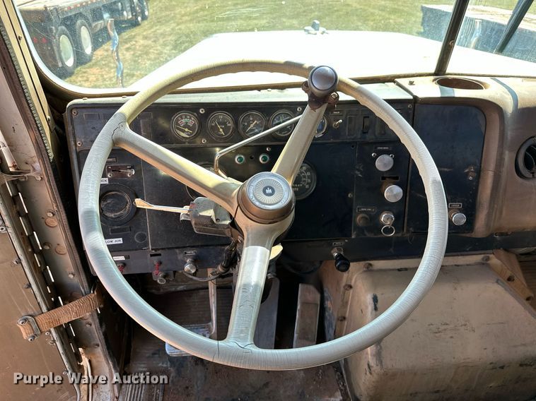 image for item NQ9338 1982 International Paystar 5000  winch truck