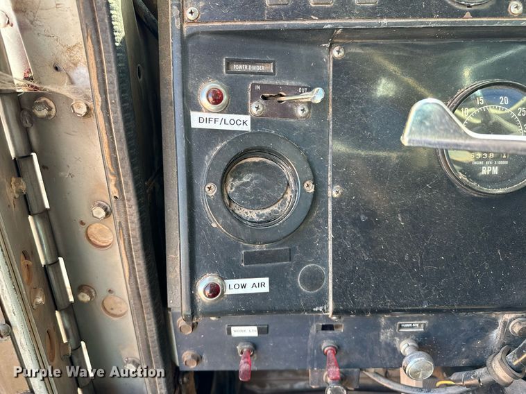 image for item NQ9338 1982 International Paystar 5000  winch truck