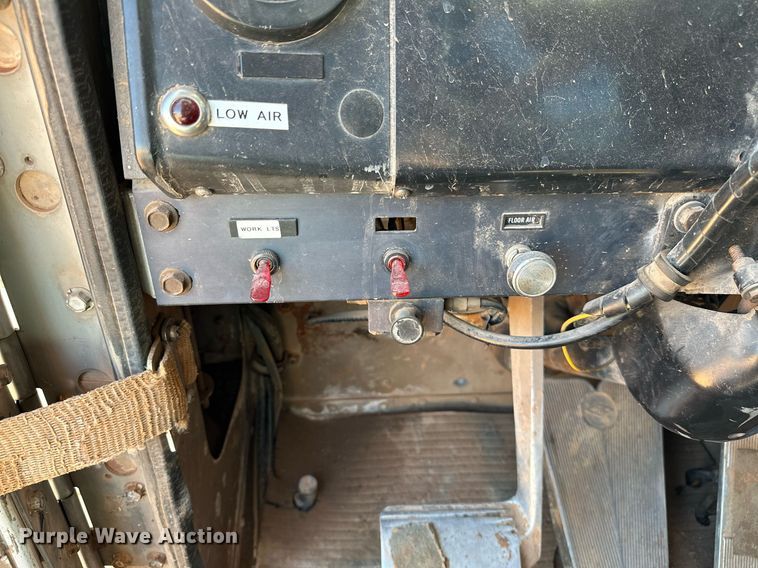 image for item NQ9338 1982 International Paystar 5000  winch truck