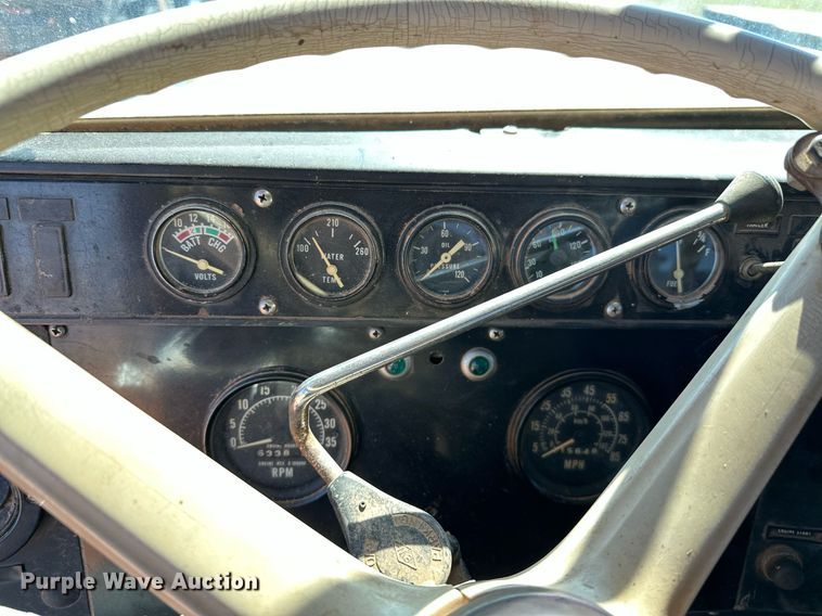 image for item NQ9338 1982 International Paystar 5000  winch truck