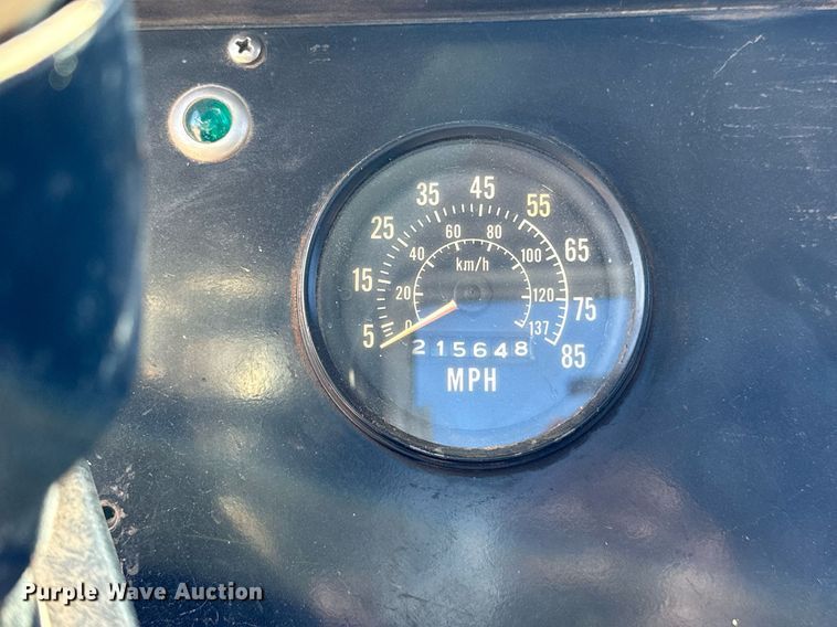 image for item NQ9338 1982 International Paystar 5000  winch truck