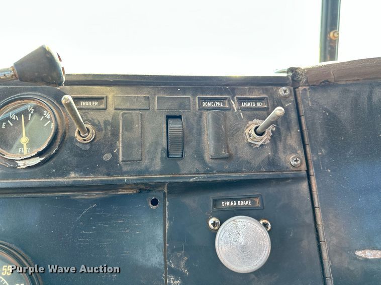 image for item NQ9338 1982 International Paystar 5000  winch truck