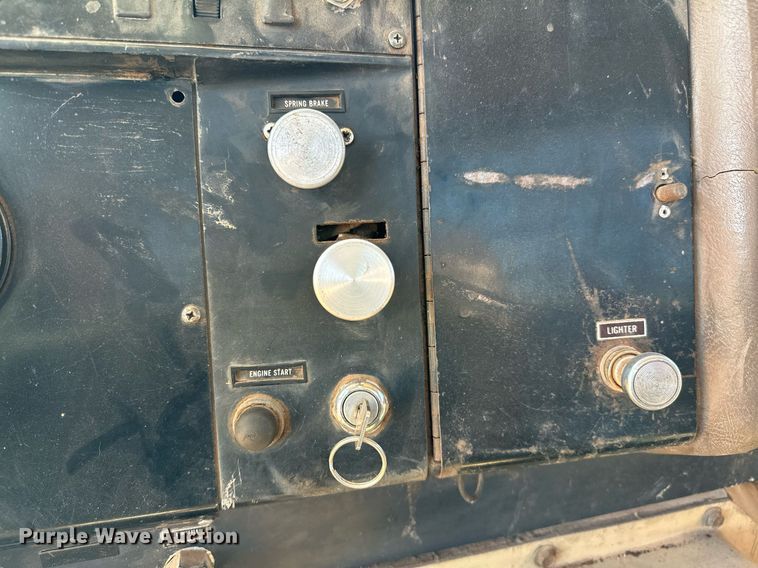 image for item NQ9338 1982 International Paystar 5000  winch truck