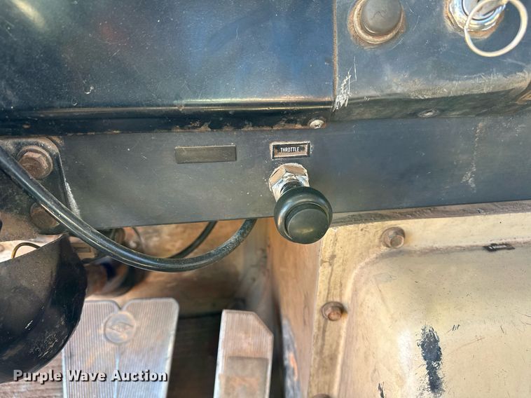 image for item NQ9338 1982 International Paystar 5000  winch truck