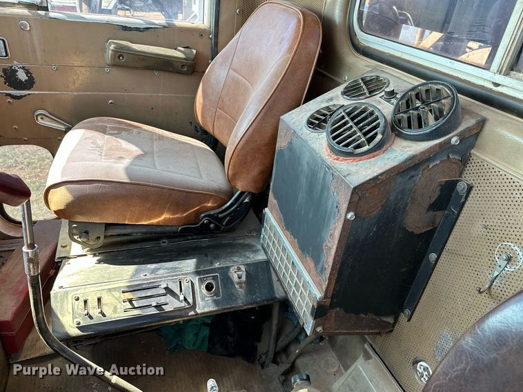 image for item NQ9338 1982 International Paystar 5000  winch truck