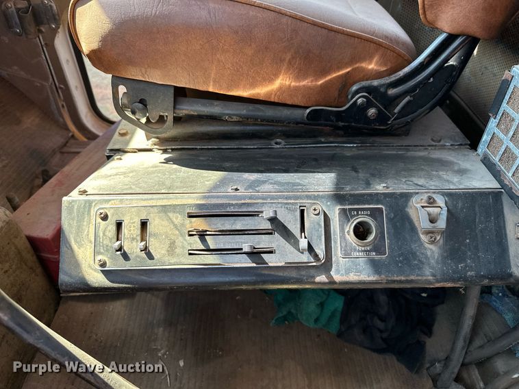 image for item NQ9338 1982 International Paystar 5000  winch truck