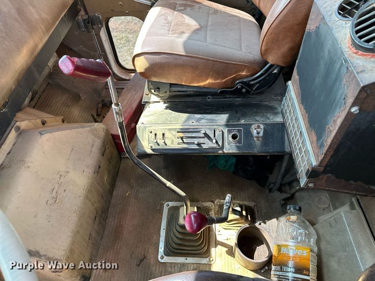 image for item NQ9338 1982 International Paystar 5000  winch truck