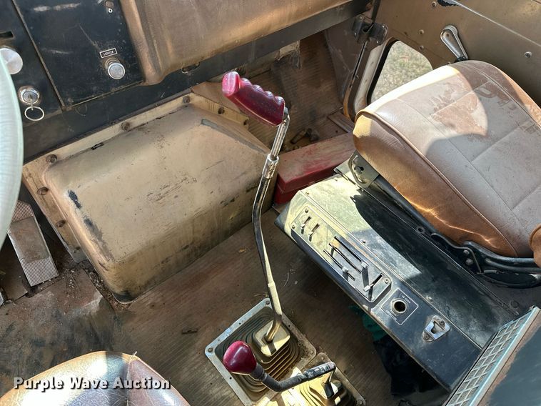 image for item NQ9338 1982 International Paystar 5000  winch truck