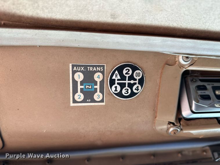 image for item NQ9338 1982 International Paystar 5000  winch truck