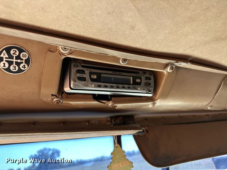 image for item NQ9338 1982 International Paystar 5000  winch truck