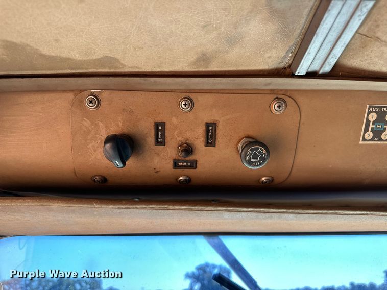 image for item NQ9338 1982 International Paystar 5000  winch truck