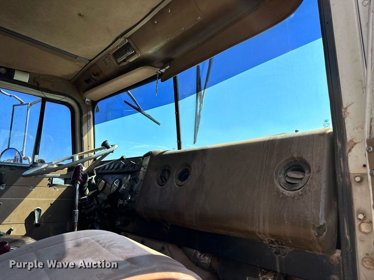 image for item NQ9338 1982 International Paystar 5000  winch truck