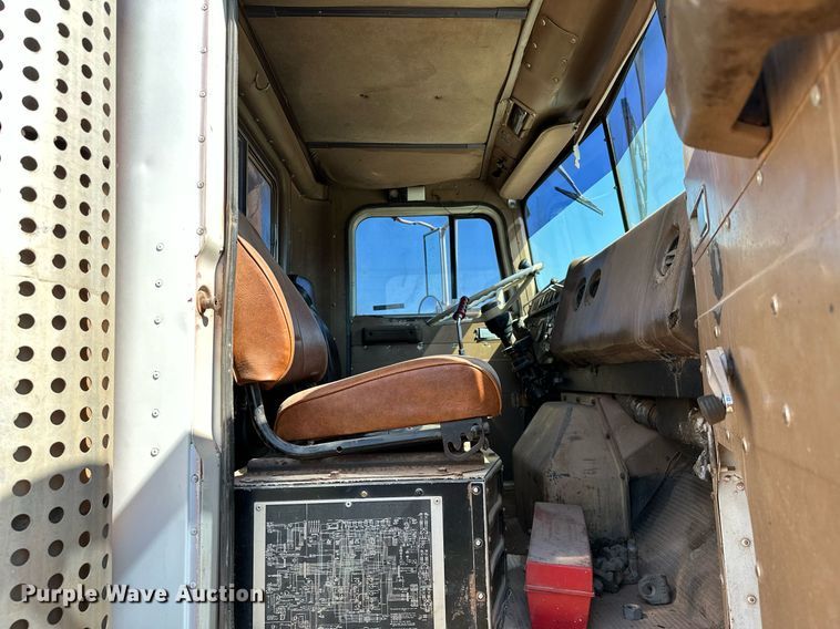 image for item NQ9338 1982 International Paystar 5000  winch truck