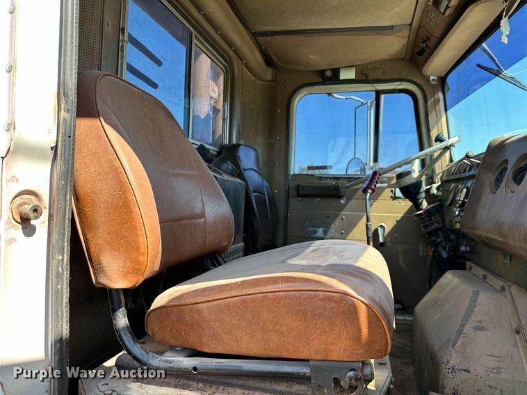 image for item NQ9338 1982 International Paystar 5000  winch truck