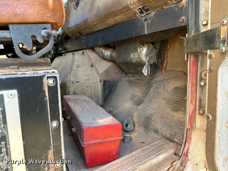 image for item NQ9338 1982 International Paystar 5000  winch truck