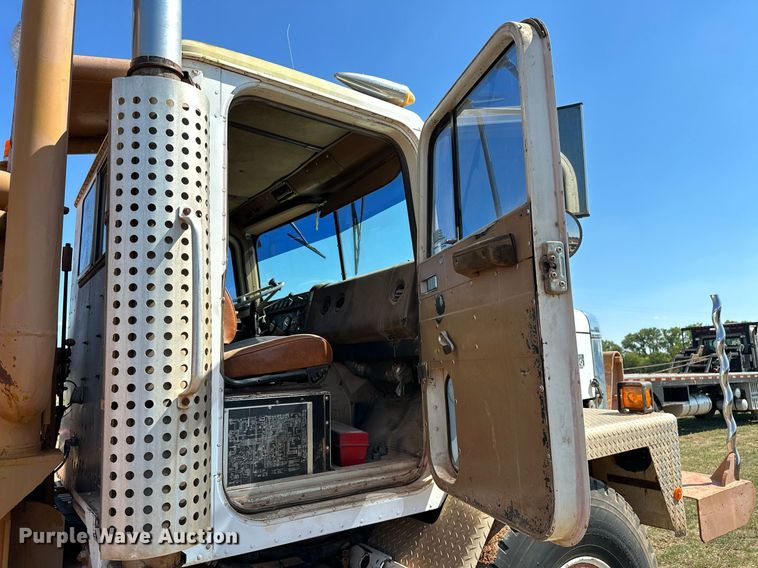 image for item NQ9338 1982 International Paystar 5000  winch truck