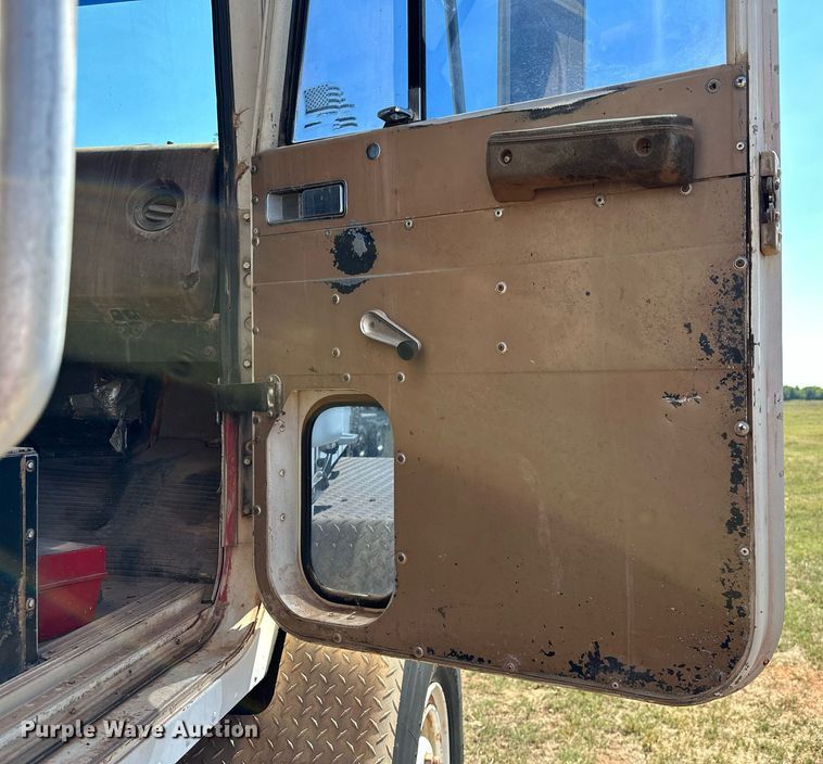 image for item NQ9338 1982 International Paystar 5000  winch truck