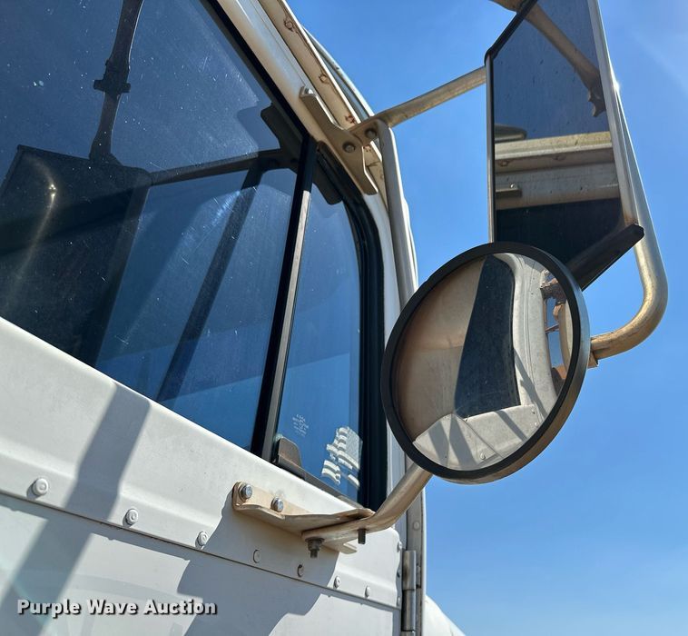 image for item NQ9338 1982 International Paystar 5000  winch truck