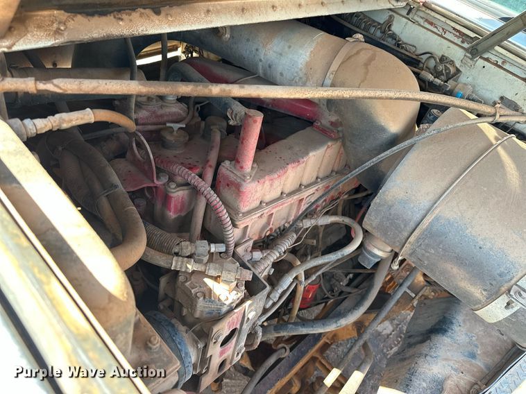 image for item NQ9338 1982 International Paystar 5000  winch truck