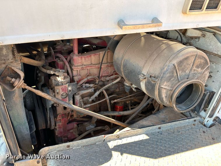 image for item NQ9338 1982 International Paystar 5000  winch truck