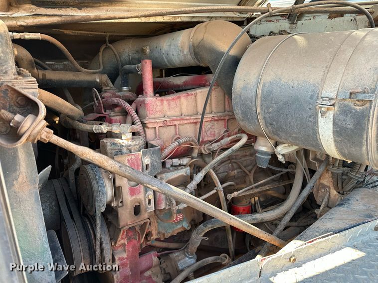 image for item NQ9338 1982 International Paystar 5000  winch truck