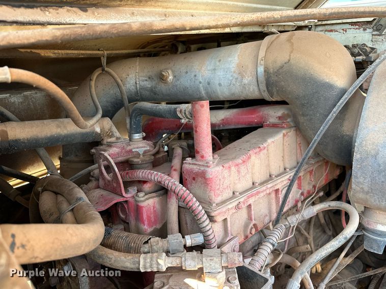 image for item NQ9338 1982 International Paystar 5000  winch truck