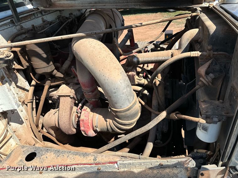 image for item NQ9338 1982 International Paystar 5000  winch truck