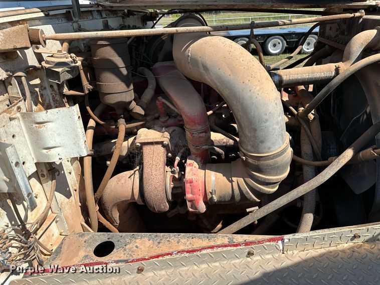 image for item NQ9338 1982 International Paystar 5000  winch truck