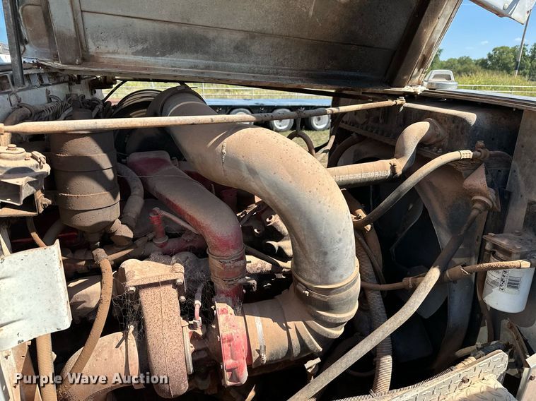 image for item NQ9338 1982 International Paystar 5000  winch truck