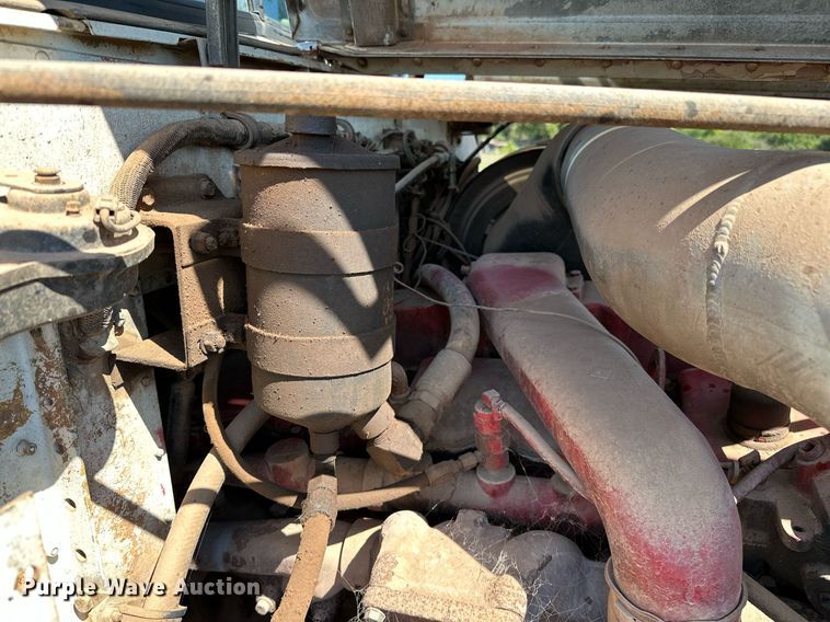 image for item NQ9338 1982 International Paystar 5000  winch truck