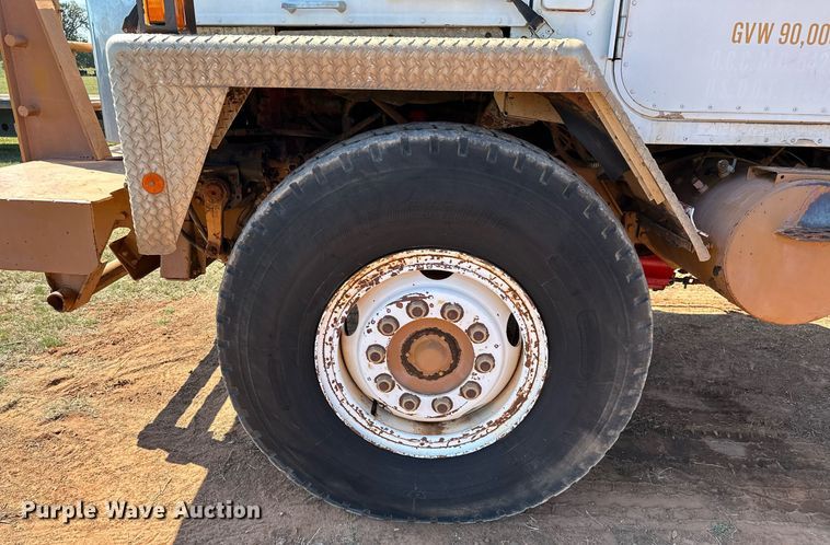 image for item NQ9338 1982 International Paystar 5000  winch truck