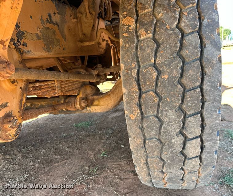 image for item NQ9338 1982 International Paystar 5000  winch truck