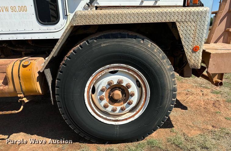 image for item NQ9338 1982 International Paystar 5000  winch truck