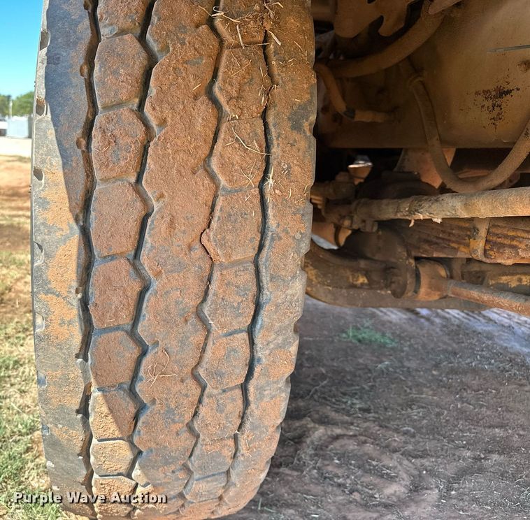 image for item NQ9338 1982 International Paystar 5000  winch truck