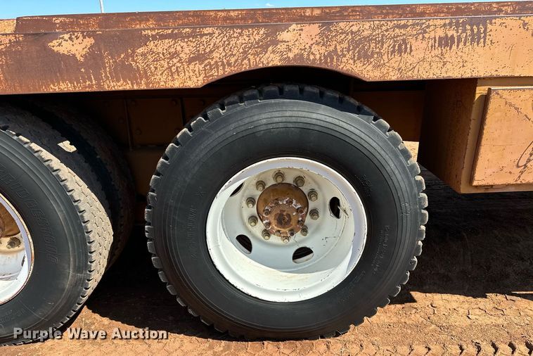 image for item NQ9338 1982 International Paystar 5000  winch truck