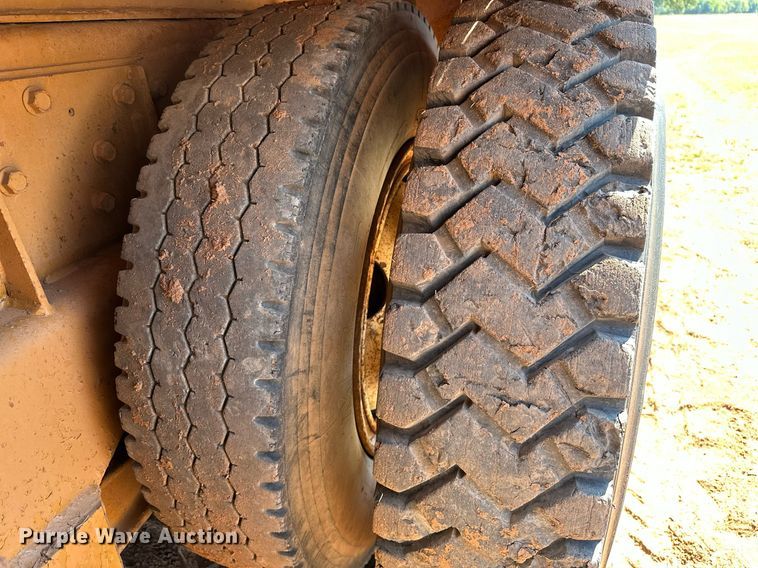 image for item NQ9338 1982 International Paystar 5000  winch truck