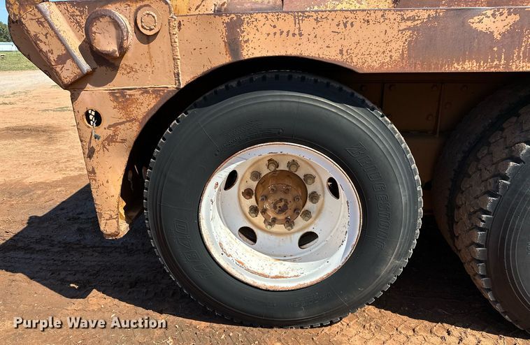 image for item NQ9338 1982 International Paystar 5000  winch truck