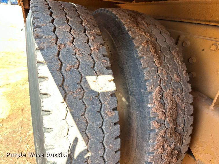 image for item NQ9338 1982 International Paystar 5000  winch truck