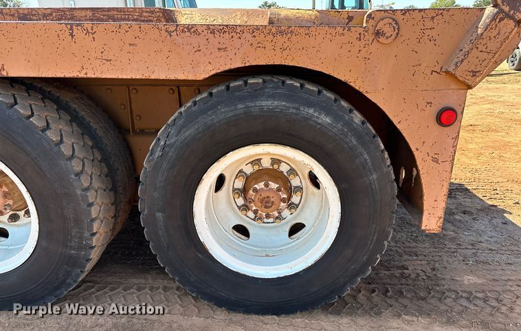 image for item NQ9338 1982 International Paystar 5000  winch truck